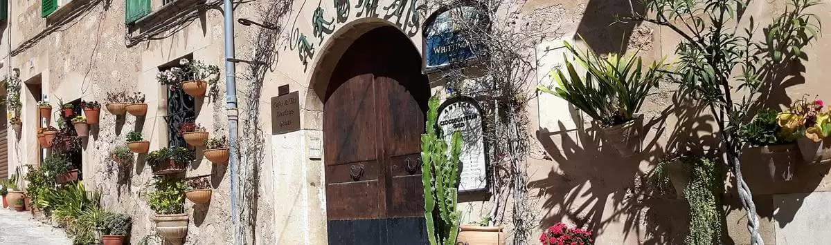 Cafe AROMAS in Valdemossa von außen.webp
