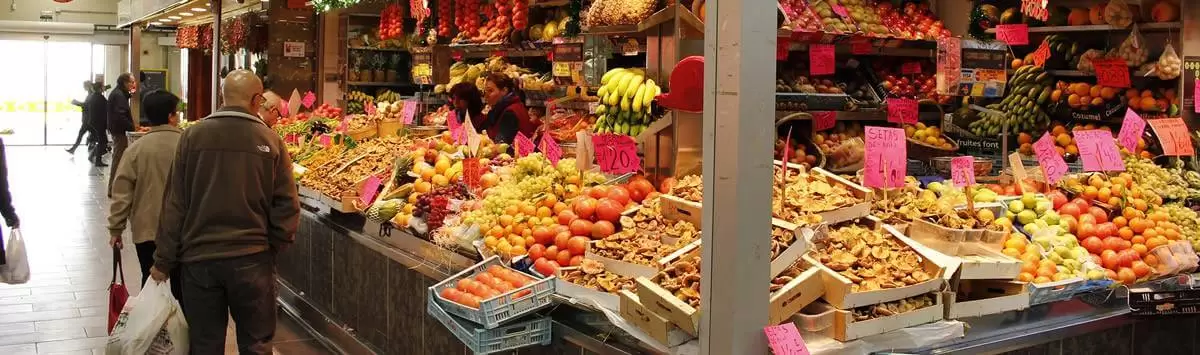 Markthalle in Santa Catalina von innen.webp