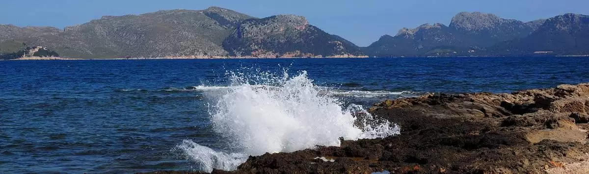 Meer mit Bergen.webp