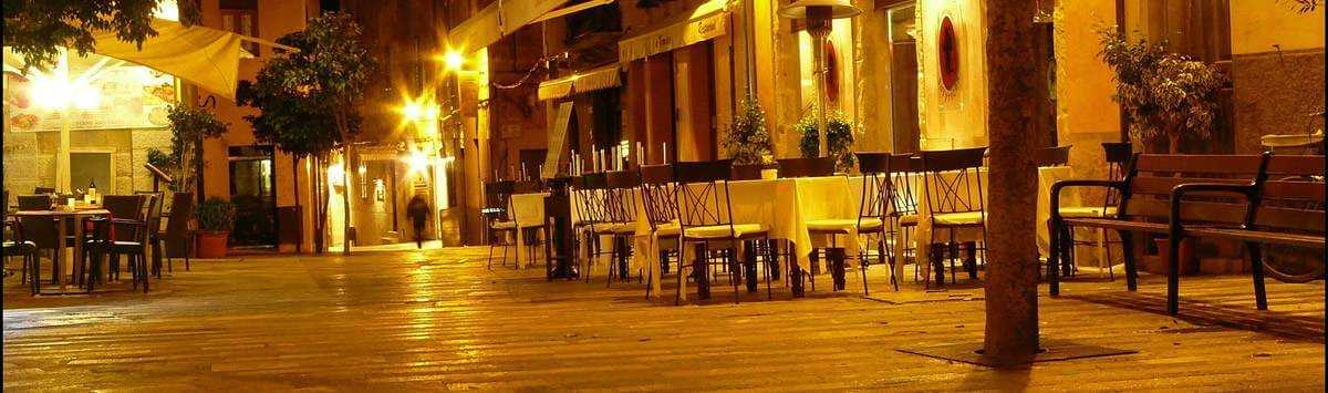 Straßencafé bei Nacht