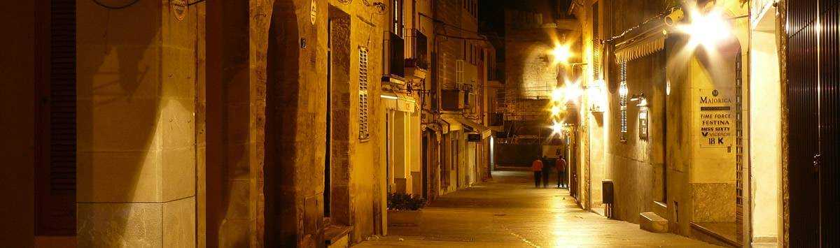 kleine Gasse in Palma bei Nacht