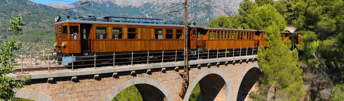 Tren de Sóller auf Brücke