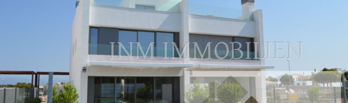 Vista de la propiedad: 203m² DHH en venta con 5 dormitorios, 4 baños, jardín y piscina
