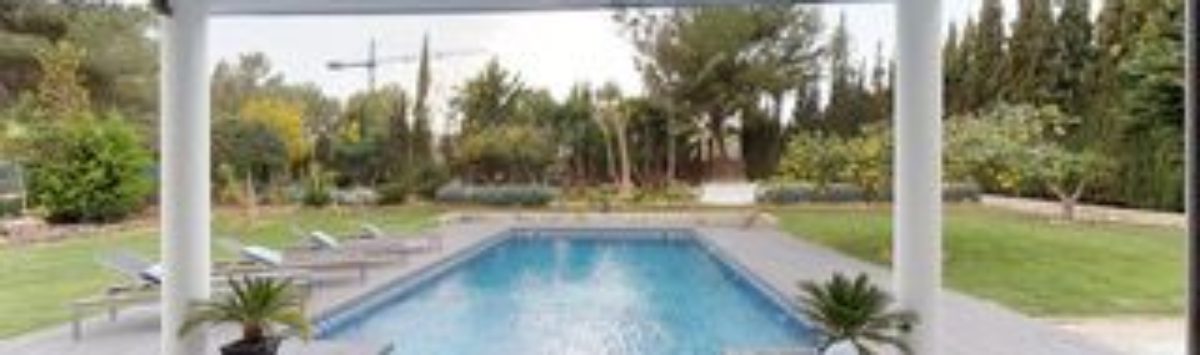 Vista de la propiedad: Moderno chalet de 430m² en venta: 4 dormitorios, 4 baños, garaje, piscina