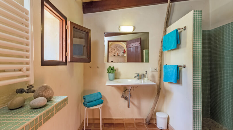 Mediterranes Badezimmer mit Dusche