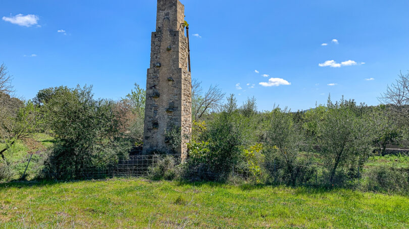Brunnen mit historischem Turm