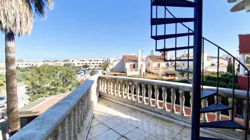 Balkon mit Treppe zur Dachterrasse