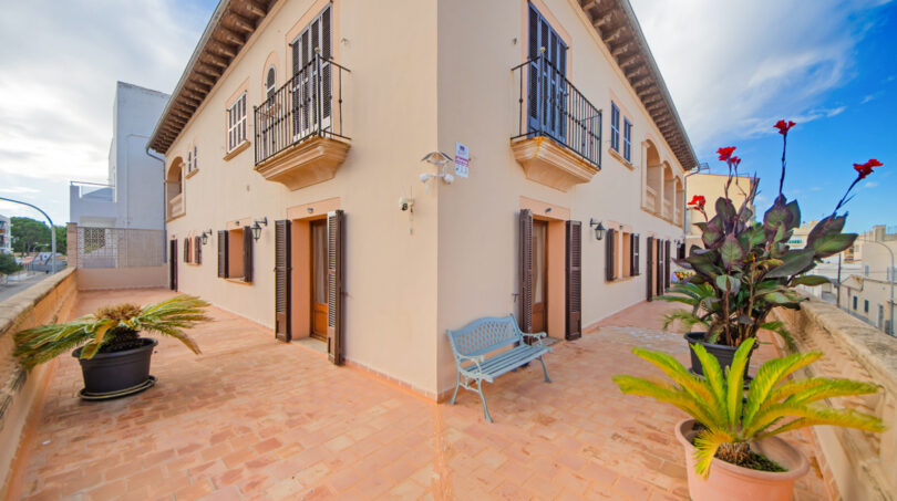 Wrap-around terrace 1st floor