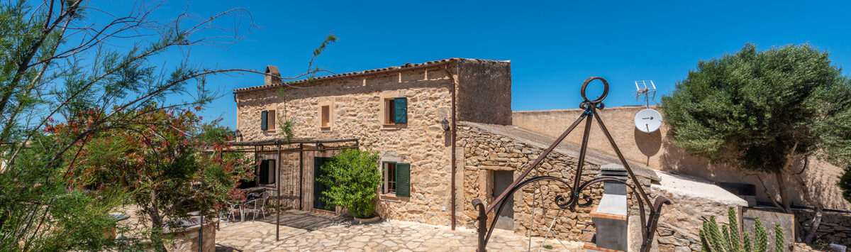 Bild zum Objekt: Finca mit 3 SZ, sep. Studio, Tennisplatz & V.-Lizenz zum Verkauf