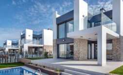 Neubau: Exquisite Villa mit privatem Pool und Dachterrasse mit Meerblick