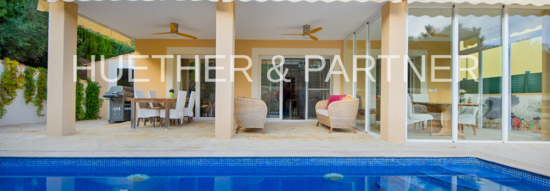 Pool mit Blick auf Veranda