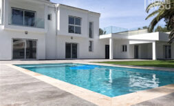 Moderne Villa – 255m², 5 SZ, 4 Bäder, Fußbodenheizung, Garten, Pool, Strandnah, Alarmanlage, Klima