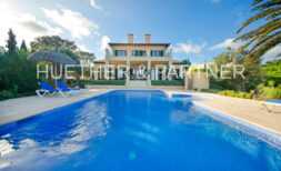 Meerblick-Villa im Finca-Stil mit mediterranem Garten und großem Pool