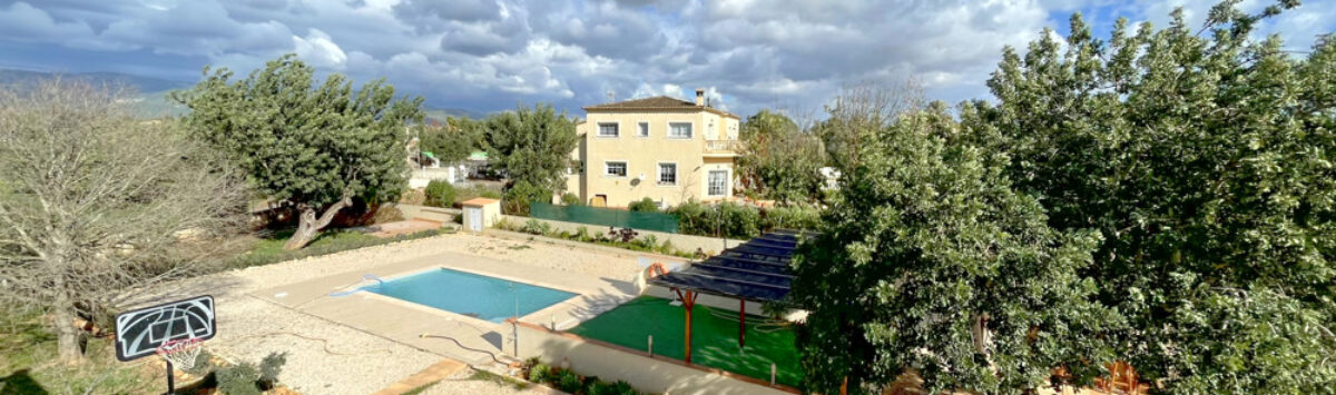 View of the property: 267m² villa with 4 bedrooms, 3 bathrooms, front license & pool for sale