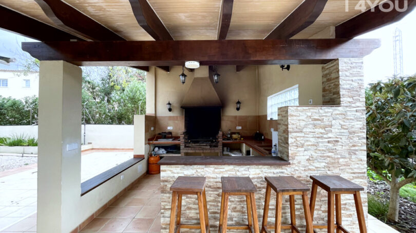 Outdoor kitchen