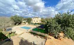 Villa mit 8 Betten-Lizenz, Pool, Garten, Brunnen, Obstbäumen & mehr