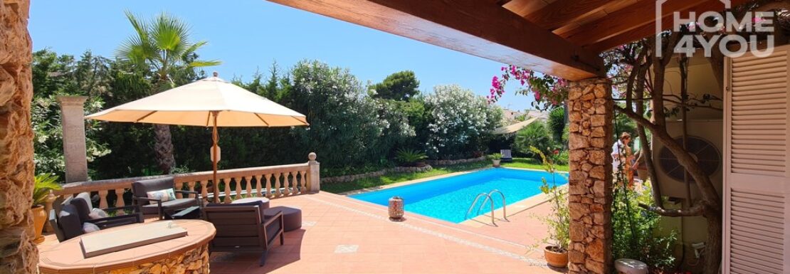 Terrasse mit Blick auf den Pool