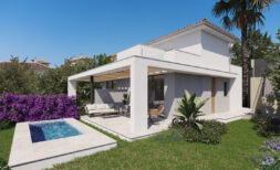 Außenansicht Neubau-Doppelhaushälfte in Porto Cristo Novo mit Terrasse, Pergola und privatem Pool im gepflegten Garten.