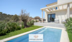 Außenbereich einer modernen Neubau-Doppelhaushälfte in Cala Romàntica mit privatem Pool und Terrasse