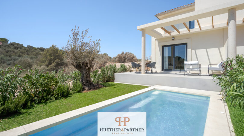 Außenbereich einer modernen Neubau-Doppelhaushälfte in Cala Romàntica mit privatem Pool und Terrasse
