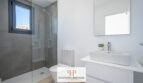 Modernes Badezimmer der Neubau-Doppelhaushälfte in Cala Romàntica mit Dusche, WC und Waschtisch