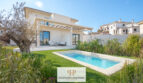 Außenansicht Neubau-Doppelhaushälfte Cala Romàntica mit privatem Pool, Pergola und gepflegtem Garten