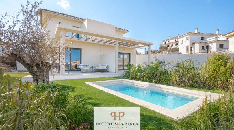 Außenansicht Neubau-Doppelhaushälfte Cala Romàntica mit privatem Pool, Pergola und gepflegtem Garten