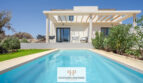 Außenansicht moderne Neubau-Villa in Cala Romàntica mit privatem Pool, Pergola-Terrasse und mediterranem Garten.
