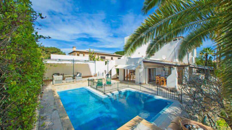 Piscina y edificio