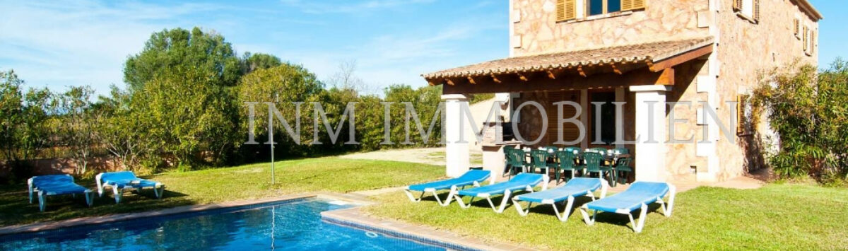 Vista de la propiedad: Finca con 4 dormitorios, 2 baños, piscina y licencia de alquiler en venta