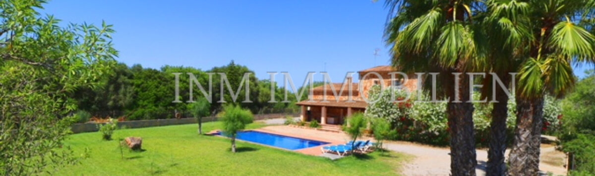 Vista de la propiedad: Finca con 3 dormitorios, 2 baños, piscina, garaje y V. licencia para la venta