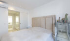 Schlafzimmer mit Blick zum Bad