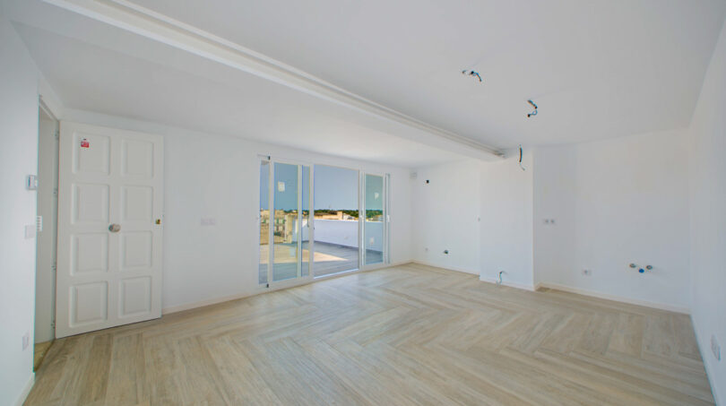 Spacious eat-in kitchen