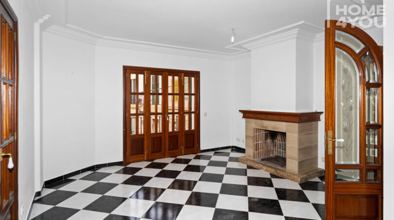 Salón con chimenea