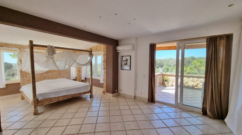 Schlafzimmer mit Balkon