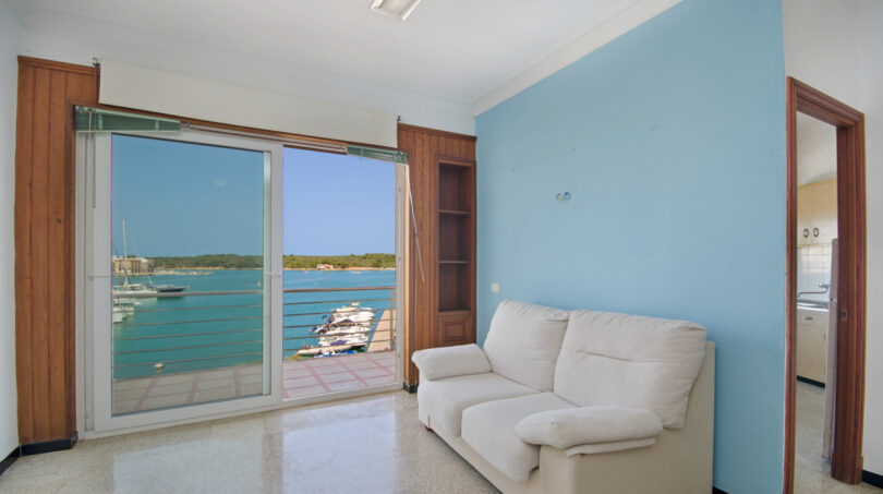 Vista a través de la puerta del balcón