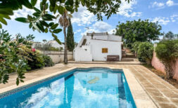 Idyllisches Chalet mit Pool in Son Moja, 96m², 3 SZ, 1 Bad, Terrasse, Dachterrasse, Garten, Garage