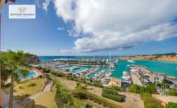 Panorama-Meerblickwohnung in erster Linie, Port Adriano überblickend. Gemeinschaftspool & Garten