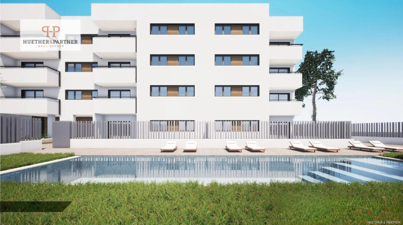 Fachada con piscina