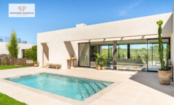 Chalet de nueva construcción en complejo comunitario, piscina privada y jardín en Cala Murada