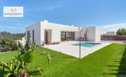 Chalet de nueva construcción con impresionantes vistas al mar y piscina privada en Cala Murada