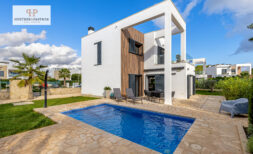 Strandnahe Designer-Bauhaus-Poolvilla zum Top-Preis!