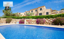 Wunderschönes Reiheneckhaus in Cala Romantica – Top-Anlage mit Pool und gepflegtem Garten