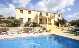 Preciosa finca con potencial y licencia de alquiler vacacional