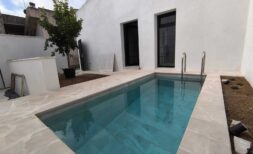 Komplett saniertes Stadthaus mit Pool