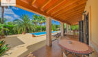 überdachte Terrasse Poolbereich