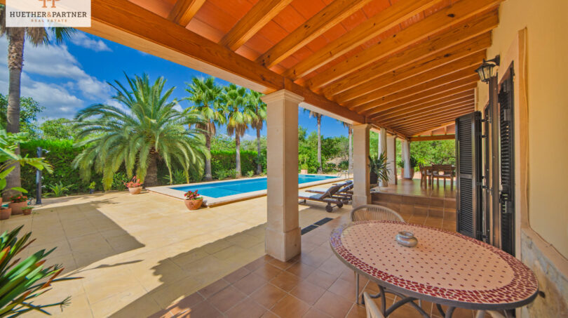 überdachte Terrasse Poolbereich