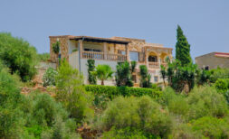 Freistehendes Haus im Finca-Stil mit 2 separaten Wohnungen nur 200 m Fussweg zur Cala Romántica,