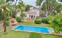 Mediterrane Villa in zweiter Meeresline beim Hafen in Santa Ponsa
