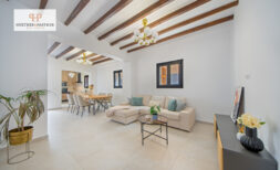 Stilvoll saniertes Stadthaus mit Dachterrasse & kleinem Patio – zentral und ruhig in Manacor gelegen